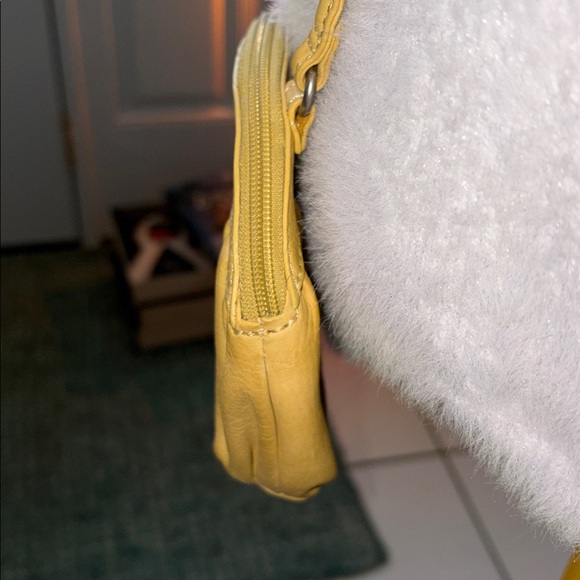 Fossil Crossbody Bag genuine leather
Yellow/mustard color front lock detail NWOT - Picture 6 of 17